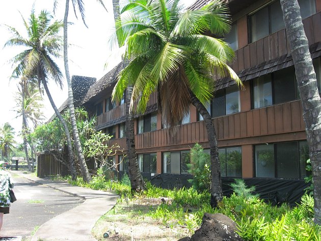 Coco Palms resort takto chátral v roce 2006.
