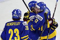Švédští hokejisté do dvaceti let Patrik Nemeth (vpravo), Fredrik Claesson (uprostřed) a Ludvig Rensfeldt se radují z gólu proti Rusku. 