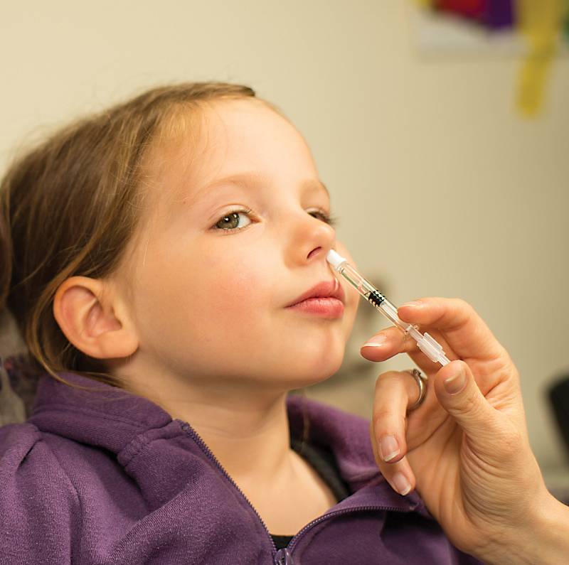 Nová vakcína proti chřipce pro děti do 18 let se aplikuje vstřikem do obou nosních dírek.