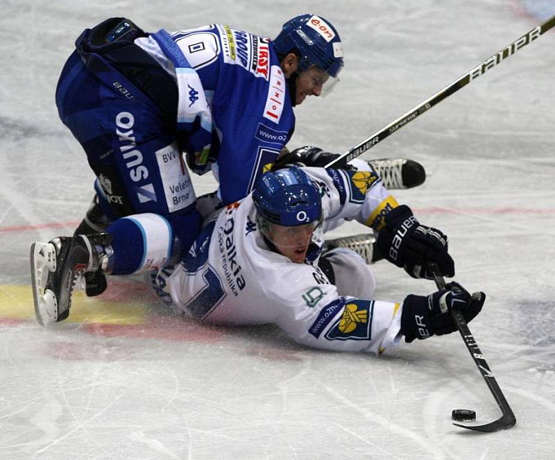 Vítkovický Marek Kvapil (v bílém) atakovaný brněnským soupeřem.