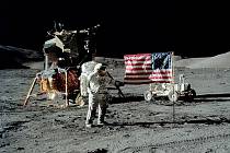 Astronaut Eugene Cernan na měsíčním povrchu, zatím poslední člověk, který stál na Měsíci. Cernan měl československé kořeny.