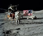 Astronaut Eugene Cernan na měsíčním povrchu, zatím poslední člověk, který stál na Měsíci. Cernan měl československé kořeny.