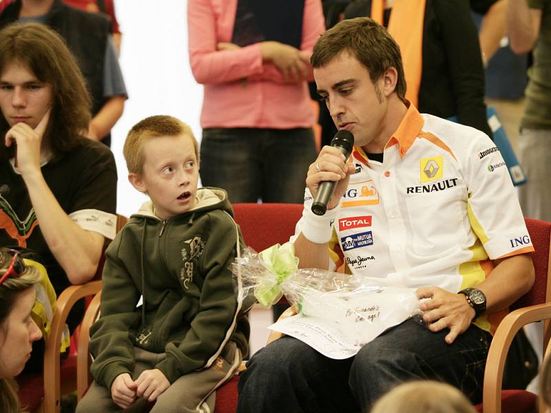 Fernando Alonso udělal dětem na onkologickém a hematologickém oddělení v motolské nemocnic velkou radost. 