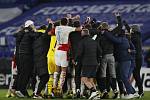 Leicester - Slavia: oslava po zápase - na mobilu byl živě Tomáš Souček