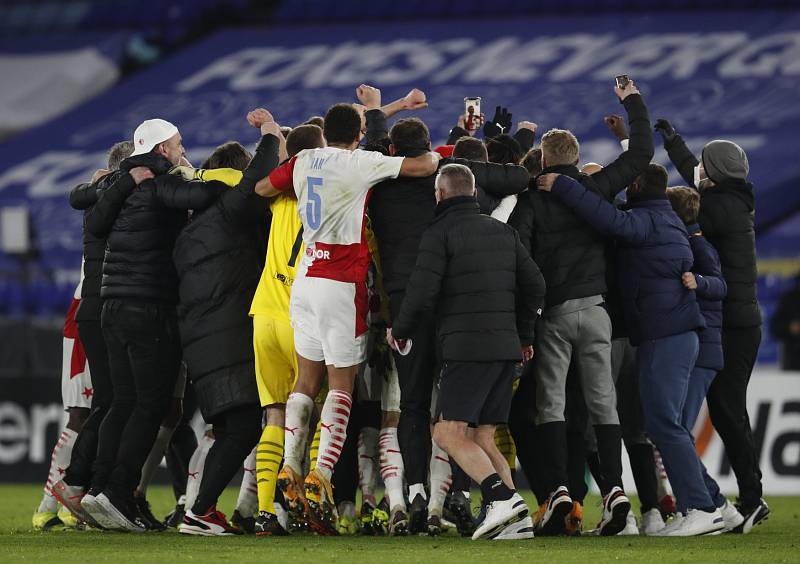Leicester - Slavia: oslava po zápase - na mobilu byl živě Tomáš Souček