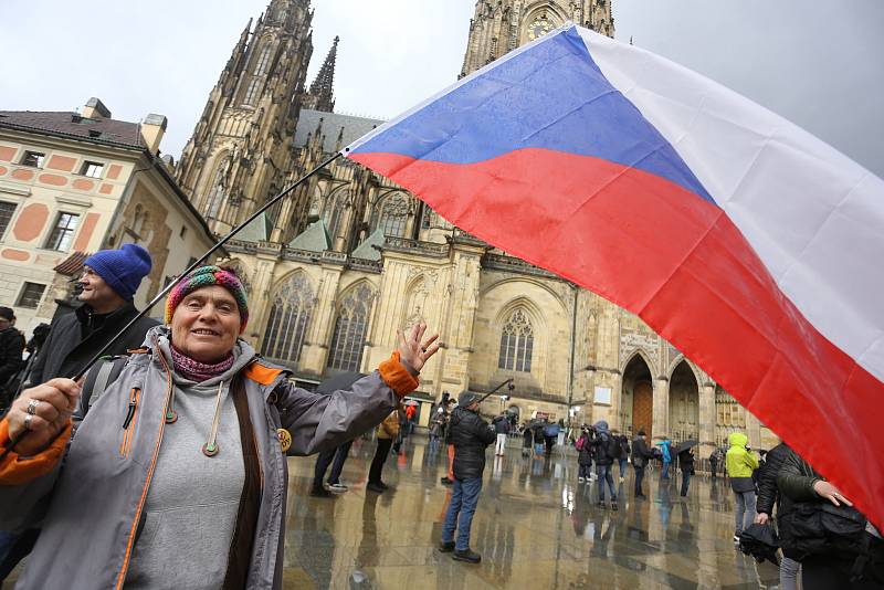 Na nádvoří Pražského hradu přišli inauguraci nového prezidenta sledovat příznivci Petra Pavla