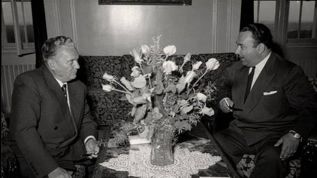 Josip Broz Tito s Josifem Grigulevičem v roce 1953. Aniž by to tušil, jeho protějšek měl za úkol jej zabít. Tita zachránilo jen to, že Stalin zemřel dříve, než stačil příkaz k atentátu podepsat
