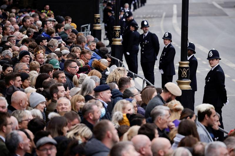 Na pohřeb královny Alžběty II. čekaly v ulicích Londýna zástupy lidí
