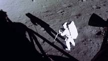 Zostřený záběr Neila Armstronga, sbírajícího vzorky měsíční horniny