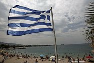 Řecká vlajka poblíž pláže v Aténách