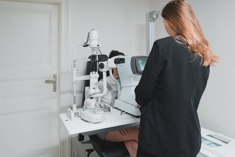 Klasické oční vyšetření refrakční vady zjistí na obou očích objektivní dioptrie, pacient ale obvykle potřebuje pro komfortní vidění jejich úpravu.