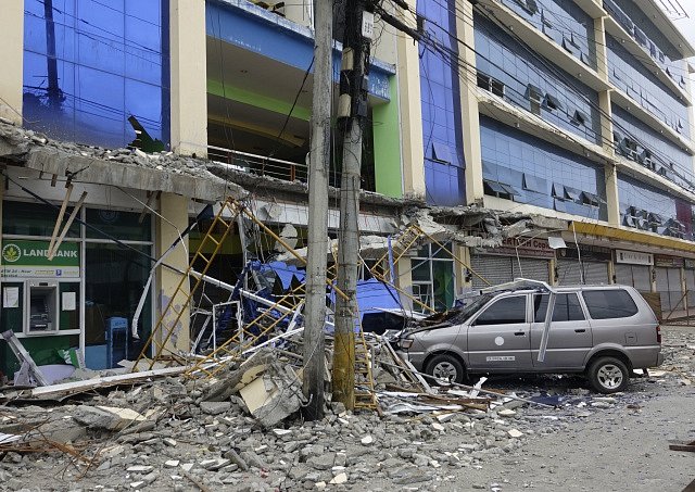 Při pátečním silném zemětřesení na Filipínách zemřelo minimálně šest lidí, více než 120 osob utrpělo zranění. 