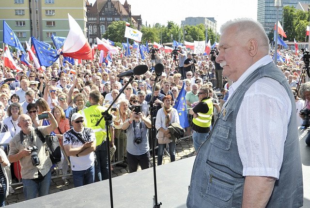 Lech Walesa na demonstraci proti polské soudní reformě