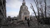 Následky bombardování v ukrajinském městě Mariupol