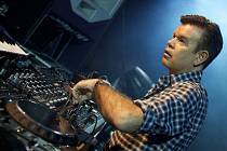 Nejdražší DJ světa, průkopník za mixážními pulty, muž, který je v současnosti na turné s Madonnou, Paul Oakenfold hrál na Sázavafestu a dal Deníku rozhovor. 