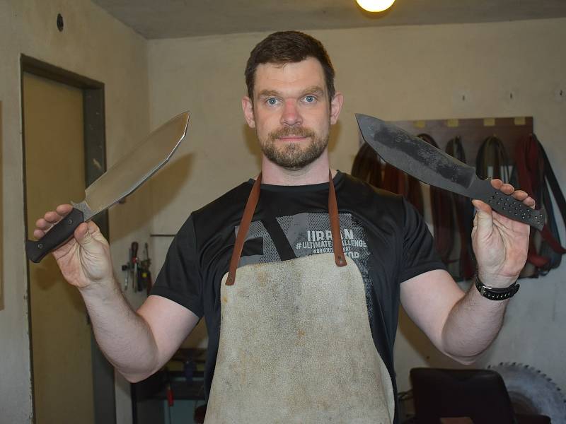 Petr Poncar vyrábí nože už deset let, na některá mu stačí staré péro z auta či kotouč z cirkulárky.