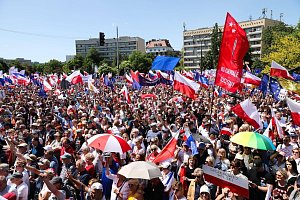 Za evropské Polsko. Ve Varšavě proti vládě demonstrovalo půl milionu lidí