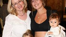Emma se svými dcerami a maminkou Monikou MacDonagh-Pajerovou.