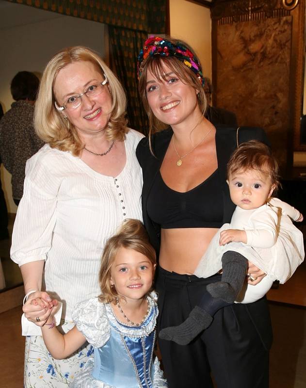 Emma se svými dcerami a maminkou Monikou MacDonagh-Pajerovou.