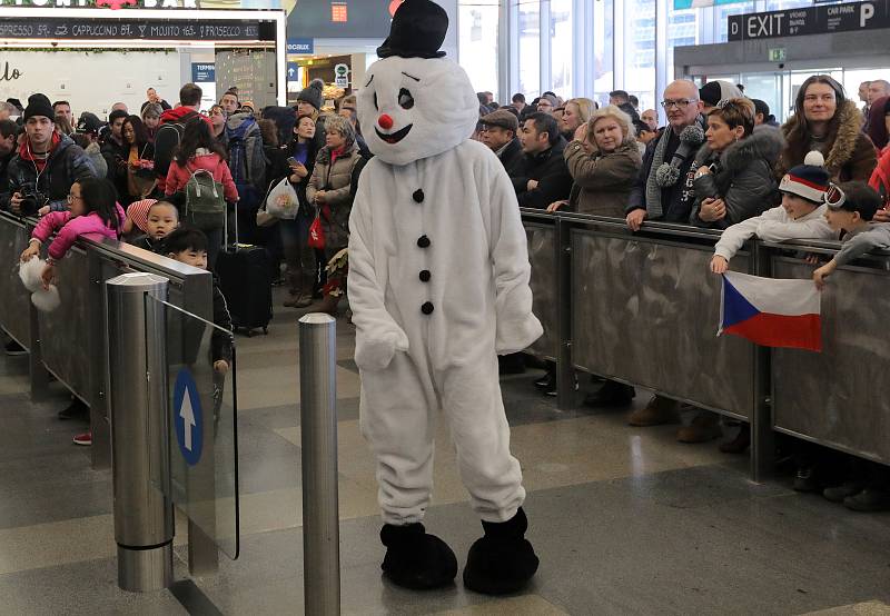 Čekání na přílet českých olympioniků na Letišti Václava Havla.