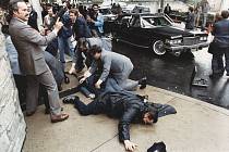 Ronalda Reagana zasáhla odražená střela, která trefila nejdříve limuzínu. Kromě něj byli při střelbě zraněni tiskový mluvčí James Brady, agent tajné služby Timothy McCarthy a policista Thomas Delahanty