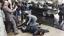 Ronalda Reagana zasáhla odražená střela, která trefila nejdříve limuzínu. Kromě něj byli při střelbě zraněni tiskový mluvčí James Brady, agent tajné služby Timothy McCarthy a policista Thomas Delahanty