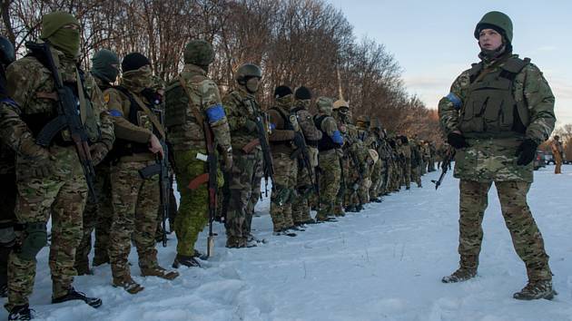 Vojáci ukrajinské armády během výcviku u Charkova