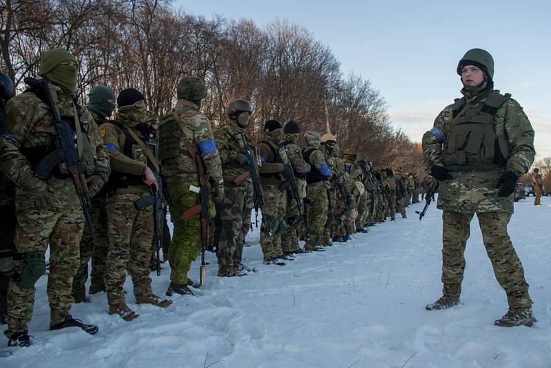 Vojáci ukrajinské armády během výcviku u Charkova