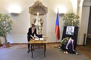 Pietní místo s kondolenční knihou v budově Senátu v Praze 20. ledna 2020 na památku předsedy Senátu Jaroslava Kubery, který zemřel náhle ve věku 72 let.