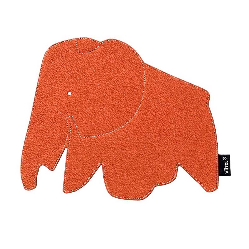 Slon pod myš. Elegantní podložka pod myš z kvalitní dvouvrstvé kůže Vitra Elephant Pad odkazuje na ikonického dekorativního slona stejné značky. Prodává DesignVille.