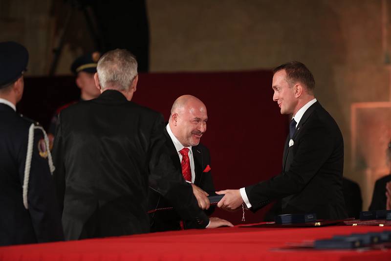 Slavnostní ceremoniál udílení státních vyznamenání. Hudebník Michal David.