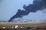 Kouř stoupá ze syrského území po podzimním tureckém útoku