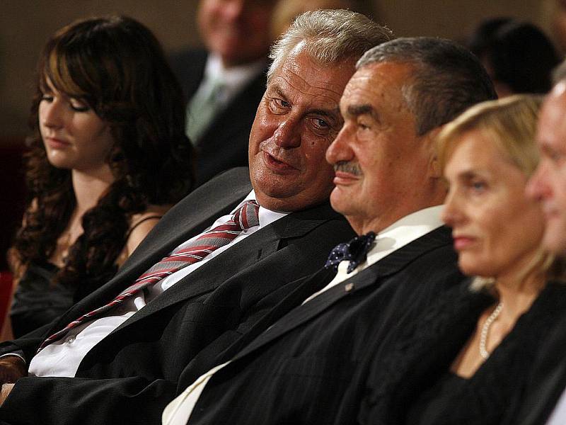 Na snímku v obecenstvu bývalý premier a bývalý předseda ČSSD Miloš Zeman se současným předsedou strany TOP 09 knížetem Karlem Schwarzenbergem.