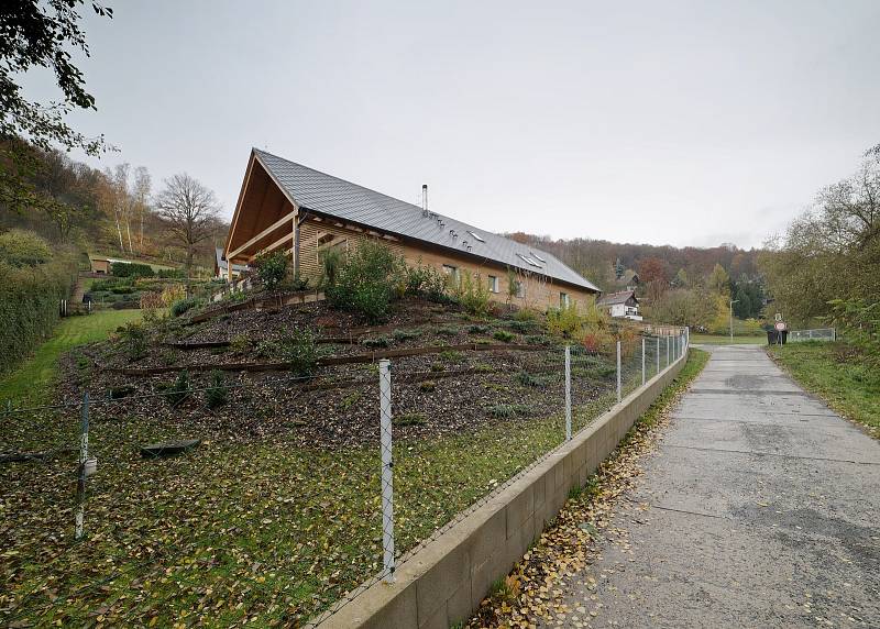 Podle původního plánu měl uliční fasádu pokrývat stejný materiál, který je na střeše. Majitelé domu nakonec před opláštěním plechem ustoupili, dali přednost obložení fasády dřevem.