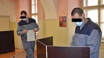 Volby ve věznici v Plzni na Borech.