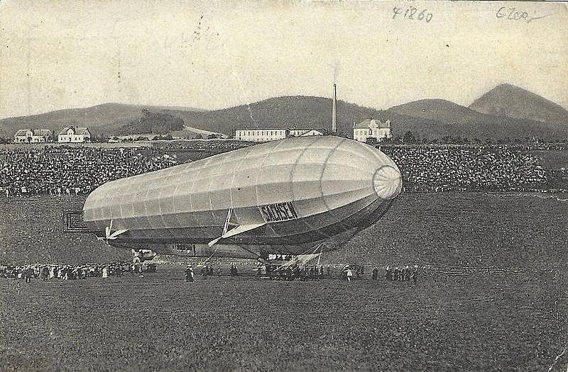 Historický snímek vzducholodi, která v roce 2013 přistála v Jablonci.