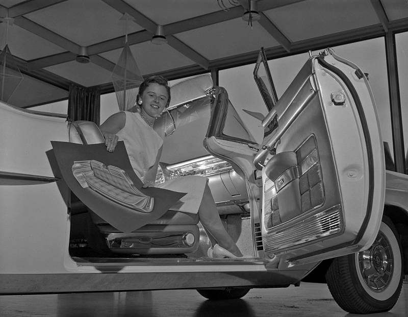 Sue Vanderbilt ve výstavním exponátu Cadillac Allegro z roku 1957