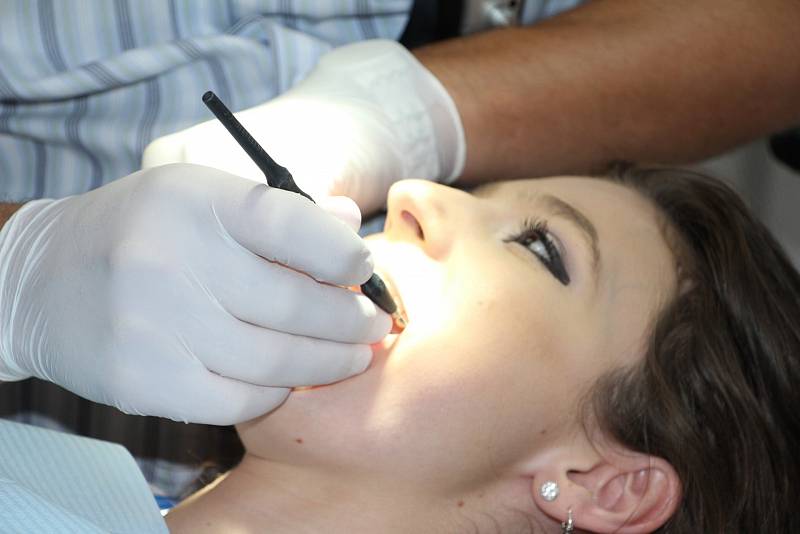  Zubaři dnes dokáží skoro zázraky. Ovšem ta cena. Vědci v Japonsku nyní všem, kteří mají nenávratně poškozené zuby, poskytli naději.
