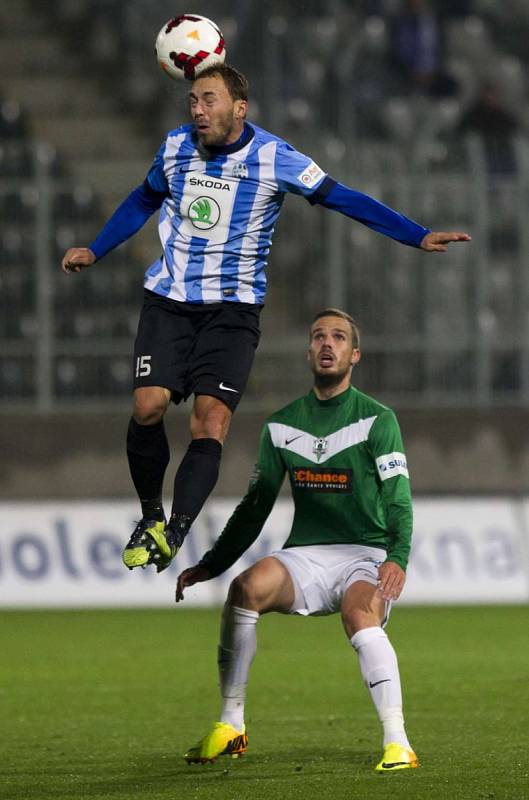 Utkání 11. kola první fotbalové ligy Baumit Jablonec – FK Mladá Boleslav 18. října v Jablonci nad Nisou. Na snímku Jan Štohanzl z Boleslavi a Filip Novák z Jablonce.