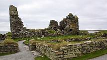 Skotský Jarlshof se stopami vikingského osídlení. Mezi zchátralými pozůstatky statkářského sídla se v této oblasti nacházejí ještě starší ruiny z doby bronzové i stopy po čtyřsetletém osídlení vikingskými předky z oblasti dnešního Norska
