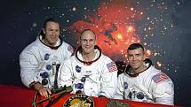 Astronaut Thomas Mattingly se k Měsíci měl jako pilot velitelského modulu podívat už při misi Apollo 13 (na snímku původní posádka mise). Pár dní před startem byl ale kvůli zarděnkám nahrazen.
