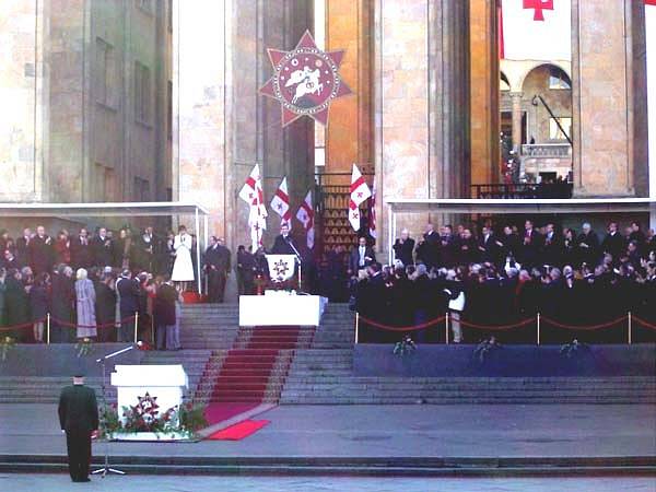 Inaugurace Michaila Saakašviliho gruzínským prezidentem v roce 2004. Prezidentský slib složil u hrobky Davida IV. v klášteře Gelati