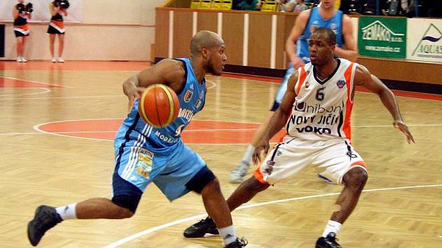 Basketbalisté Prostějova (v modrém) proti Novému Jičínu.