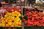 Nabídka ovoce a zeleniny v supermarketu
