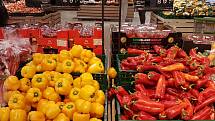 Nabídka ovoce a zeleniny v supermarketu