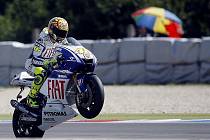 Valentino Rossi na Yamaze slaví vítězství ve třídě MotoGP v Brně.