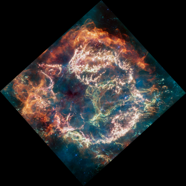 Nejnovější a nejdetailnější snímek Cassiopeji A, pozůstatku výbuchu supernovy od vesmírného dalekohledu Jamese Webba.