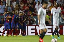 Radost hráčů Barcelony po prvním gólu Suareze.