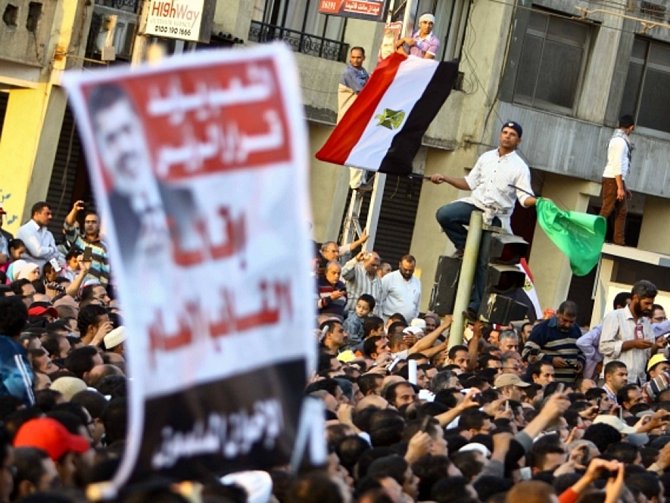 Demonstranti protestující proti posilování pravomocí egyptského prezidenta Muhammada Mursího. 