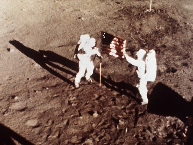 Američtí astronauti Buzz Aldrin a Neil Armstrong při první misi Apollo 11 v roce 1969.